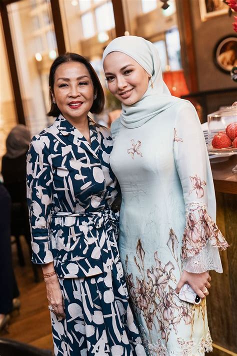 Berita gembira itu dik0ngsikan pengurus siti sarah daripada indigital music iaitu nana mohd rom. A Star-Studded Buka Puasa At Mama San Kuala Lumpur With ...