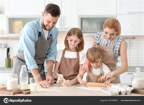 1,794 likes · 28 talking about this. Imágenes: familia cocinando | Familia cocinando en la ...