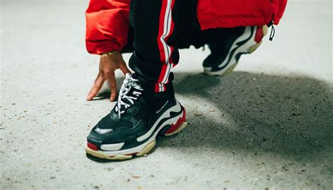 At a cost of $850 (us dollars), they are easily the most expensive thing in my apartment, after my computer and the apartment itself. De Balenciaga Triple S is een sneaker voor meelopers - JFK