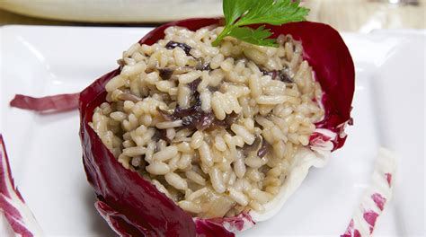 Scaldate un litro di brodo vegetale in modo che sia pronto per la cottura del riso. Ricetta Risotto al radicchio e speck - Giornale del cibo