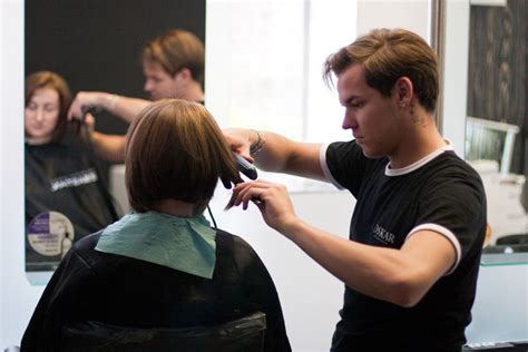 Viem, že s mojím herectvom svet nestojí ani nepadá a usilujem sa sústrediť na veci. Proměna Jany (35): Už vím, jak upravit své krepaté vlasy ...