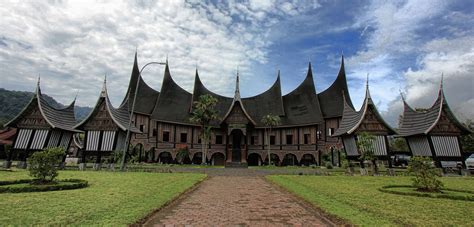 Rumah Adat Sumatera Barat Sejarah Filosofi Struktur Fungsi Nama
