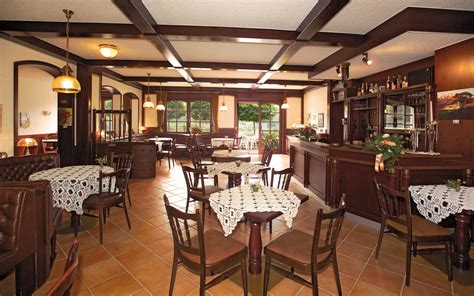 Even though this adds to the authenticity of the video, i'll probably delete those submissions just to be safe. Hotel Garni - Hotel „Café im Hamm" in Zell an der Mosel