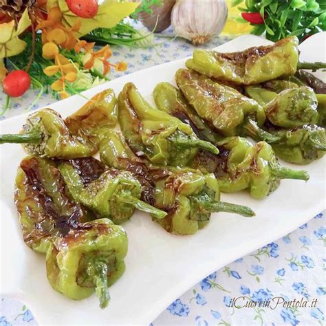 I friggitelli sono una sorta di peperoni, verdi, e di dimensioni più piccole ed hanno la particolarità di i friggitelli andranno cotti con tutto il picciolo, in modo da poterli assaporare anche con le mani, volendo. Friggitelli fritti - Ricetta friggitelli in padella Il ...