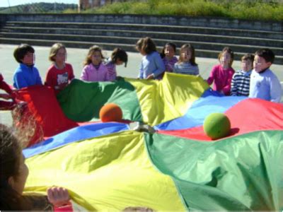Por eso hemos pensado en proponeros juegos para niños en casa: 00283 Fútbol de paracaídas (Juego de paracaídas) - Juegos para niños