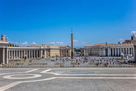 La Place Saint Pierre à Rome Visitez La Plus Célèbre Du Vatican