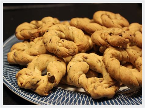 Così recita la strofa di una canzone del 1920, napule ca se ne va di murolo e tagliaferri, in cui viene citata una squisitezza del patrimonio culinario partenopeo: Casa Rocchi - Ruokaa Roomassa: Taralli sugna e pepe ...