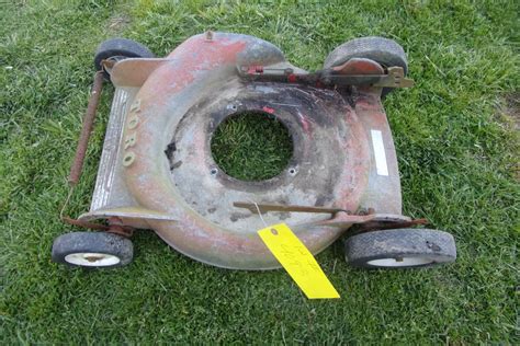 This manual push mower has four sharp blades that can cut grass up to 4 inches tall, and its cutting height can be adjusted. Antique Toro 19 Inch Push Mower Deck