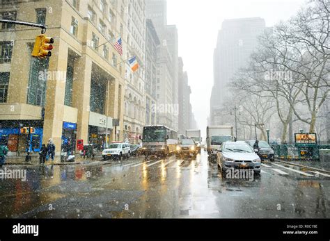 New York March 19 2015 Cars Taxi Cabs And People Rushing On Busy