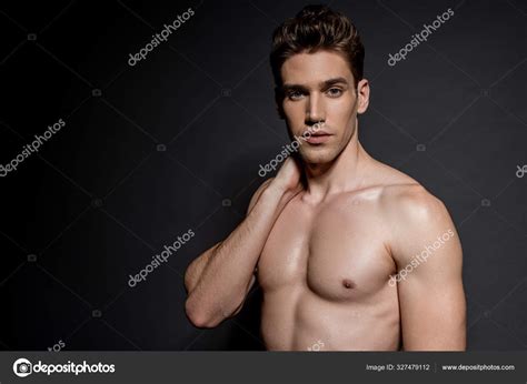 Sexy Joven Desnudo Hombre Con Muscular Torso Posando Sobre Negro fotografía de stock
