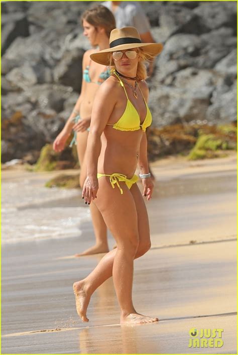 Britney Spears Hits The Beach In Hawaii In A Yellow Bikini Photo Bikini Britney