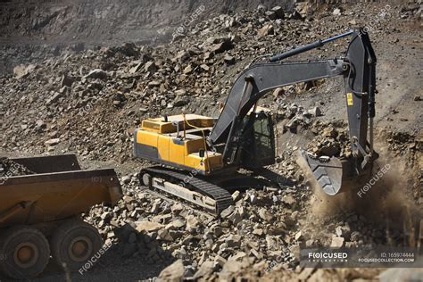 Yellow Excavator Digging Soil — Excavating Build Stock Photo