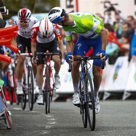 O francês atacou cedo na subida final e arrumou toda a concorrência, chegando com 8 segundos de vantagem sobre um grupo. Perfekter Alaphilippe gibt auch Schachmann das Nachsehen ...