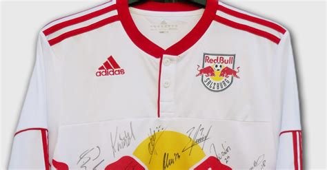 17 августа 22:00 лига чемпионов |. Mit allen Unterschriften: Original-Trikot von RB Salzburg