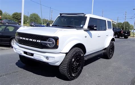 Video White Wildtrak With White Painted Hardtop And Painted Bumpers