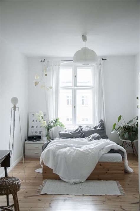 Traumhaft schönes Schlafzimmer in weiß mit Holzdielenboden ...