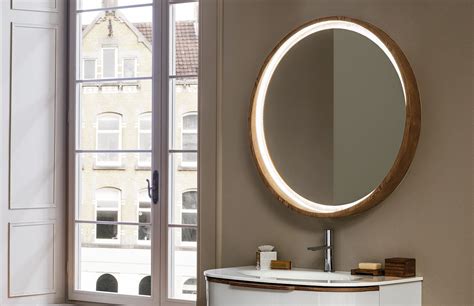 In den spiegel im badezimmer. Wandmontierter Spiegel für Badezimmer / beleuchtet ...