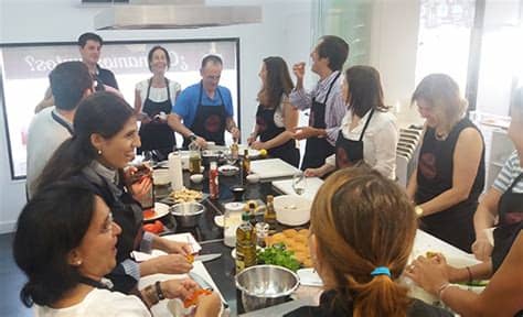 Seguro que muchos de vosotros habéis en cocina cayena, además de talleres y cursos de cocina, también tenemos el servicio de catering. Talleres y Cursos de Cocina en Madrid - Food Romance