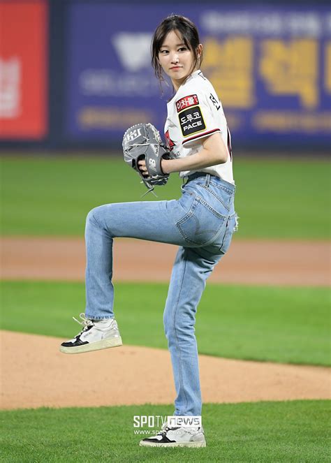 [photo S] Jeon Jong Seo Throws The First Pitch In Comfortable Jeans Fashion