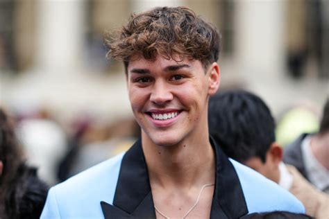Tiktok Star Noah Beck 20 Feels Pressure To Maintain His Six Pack Abs