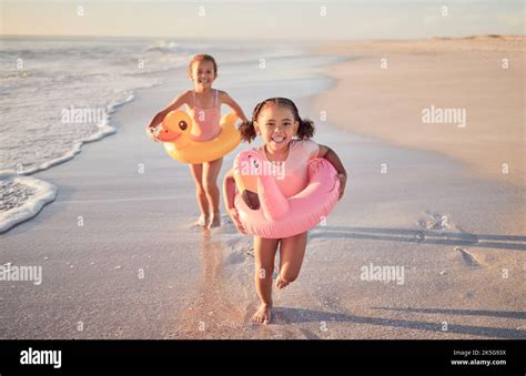 Portrait Group Kids Running Beach Hi Res Stock Photography And Images