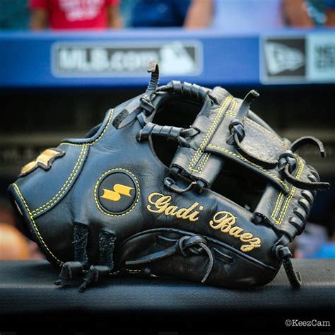 Báez' single in the fourth trickled only a few feet from third baseman max schrock's glove after a diving stop. What Pros Wear The Gloves of the World Series What Pros Wear