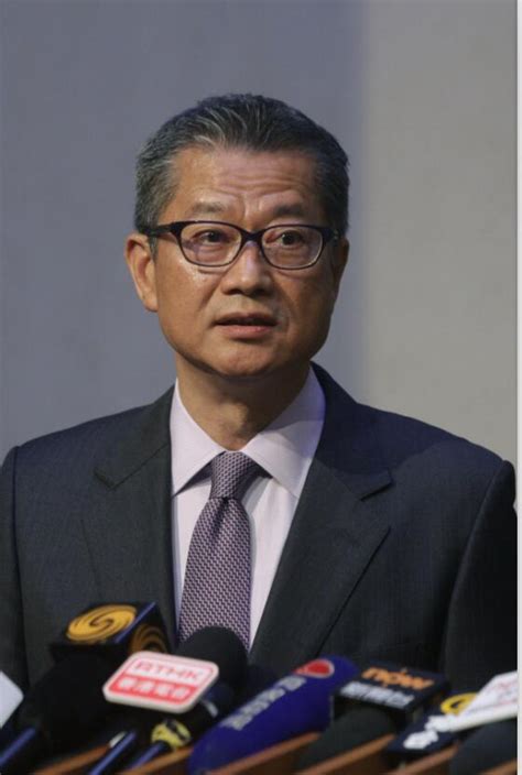 大齡女子詞/陳宏宇 曲/蕭煌奇眼睛彷彿起了霧也許只是鏡片模糊除了自己 已經很久沒接觸另一個人體貼照顧或那一種交流相處和愛情 顯得生疏因為倔強的緣故錯過緣份遇缺未補不要束縛 卻又被流年困住櫃子裡的那一件最美的衣服它還. 兩司長網誌力推終身年金計劃 退休冇退憂 長壽無風險-香港商报