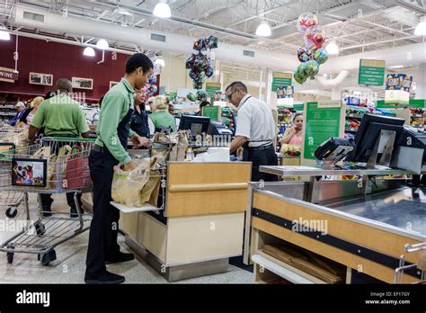 Publix grocery store employee hi-res stock photography and images - Alamy
