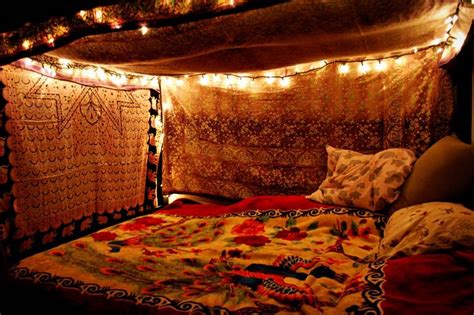 ⇒ Comfy Beds Sleepover Room Blanket Fort Bohemian Style Bedroom