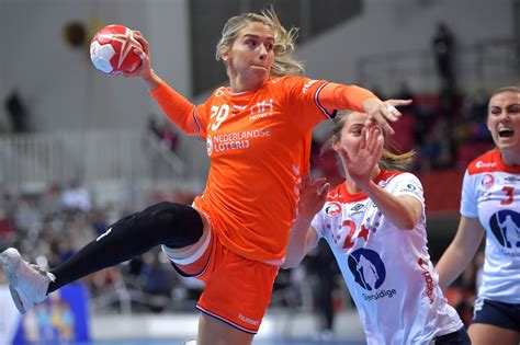 Estavana polman is a dutch handball player for the esbjerg team and the dutch national team. Estavana Polman pendelt op en neer tussen Denemarken en Nederland - Nationaal Handbalteam Dames