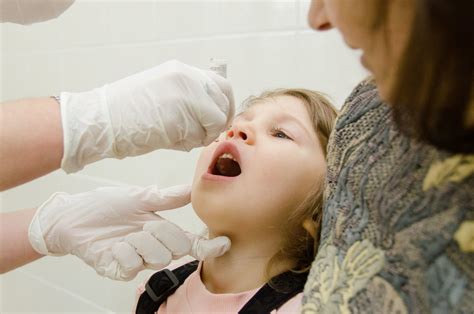 تسلمت مديرية الشئون الصحية بالشرقية، بإشراف الدكتور هشام مسعود، وكيل وزارة الصحة بالشرقية، اليوم الخميس، حصة المديرية من الطعوم المُخصصة من وزارة الصحة لبدء الحملة القومية للتطعيم ضد شلل الأطفال، والتي تنطلق على مستوى الجمهورية من يوم الأحد. تطعيم شلل الاطفال ودواعي مراجعة الطبيب