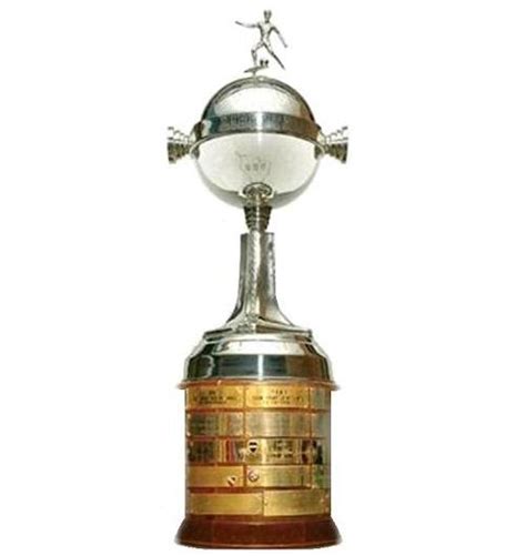 El equipo que lidera el podio histórico de la copa libertadores sigue siendo independiente, con 7 títulos. SIN SENTIDO: MENUDO CONSUELO: ¿Sabía que el Trofeo de la ...