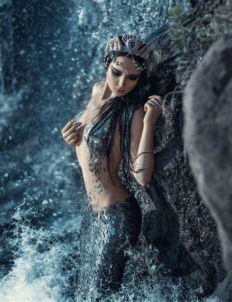 Pin By Eduardo On Erroneas Mermaid Photography Mermaid Photo Shoot Dark Mermaid
