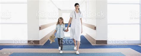 간호사 및 여자아이 환자 병원 복도 아이에 대한 스톡 사진 및 기타 이미지 아이 손 잡기 환자 Istock