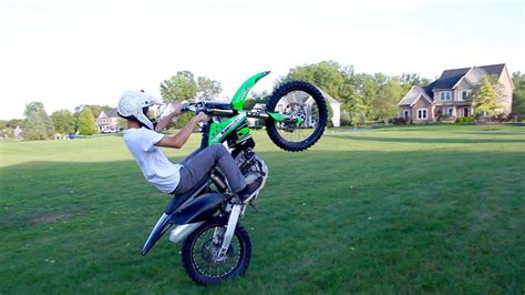 Here is how i recommend beginners learn how to do a wheelie on a dirt bike. CRAZY DIRT BIKE WHEELIE! - YouTube