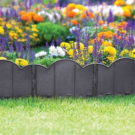 Polypropylene edging like that shown in the picture can be an excellent way to mark the line between your gardens and the lawn. 37 Creative Lawn and Garden Edging Ideas with Images ...