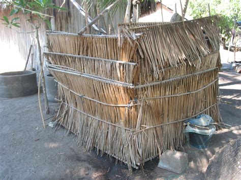 Adapun beberapa jenis hasil tenun ikat dapat dipaparkan antara lain; Pulau Ende Bebas Ranjau | Journey To The Concrete and Clay City