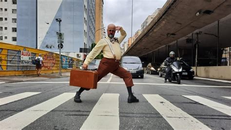 Circo de Mão Palhaço Charlito e a poesia ambulante nas ruas de São