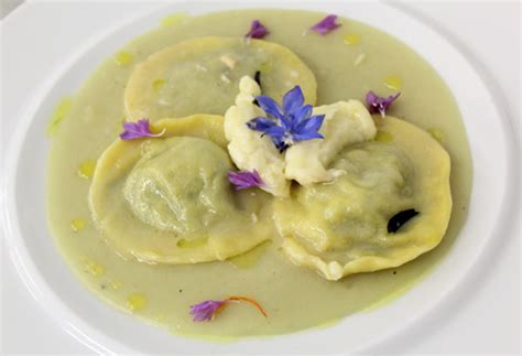 Date un'occhiata alle ricette dei sughi veloci e dei condimenti ideali per. Ricetta Ravioli ripieni di granchio e cipollotti, serviti ...