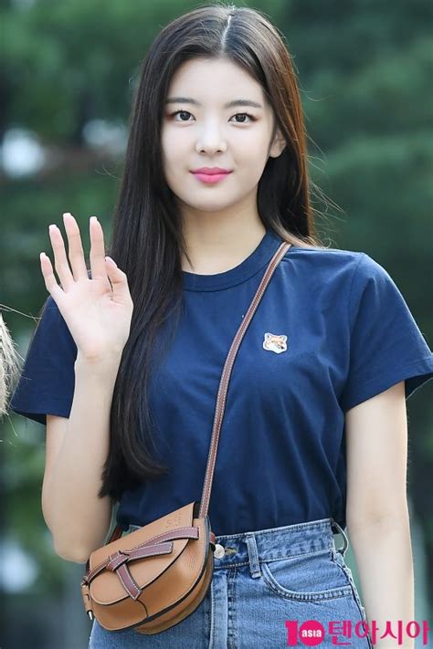 For faster navigation, this iframe is preloading the wikiwand page for 리아. TEN PHOTO 있지 리아 39은혜로운 비주얼39 | 한경닷컴