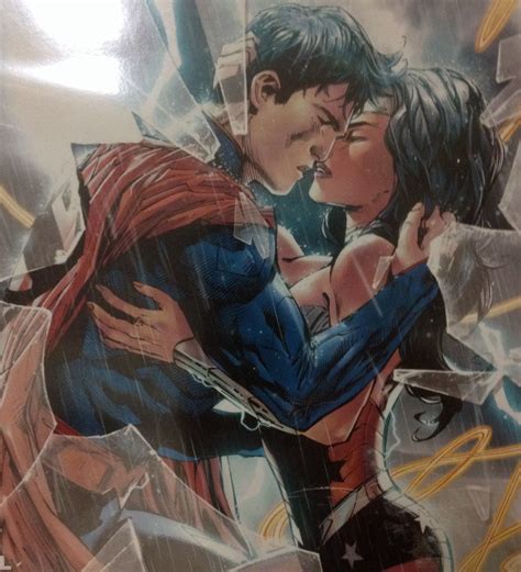 Superman And Wonder Woman Kiss Wonder Woman Comic Superman Wonder