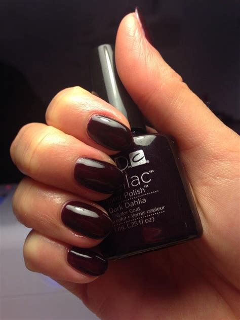 The manicure company professional gel nail polish collection consists of over 150 stunning, richly pigmented, smooth and opaque colours. CND™ Shellac™ Dark Dahlia Nagelproducten