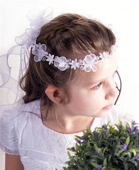 Même si la robe est la star de votre tenue de mariée, les accessoires et la coiffure ont tout aussi leur importance. Coiffure communion - 60 idées géniales pour les petites ...