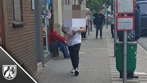 Messerattacke In Düsseldorf Frau Von Mann In Straßenbahn Mit Messer Angegriffen