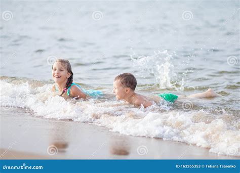 Glückliche Kinder Schwimmen Im Meer Wellen Und Schwimmen Im Meer