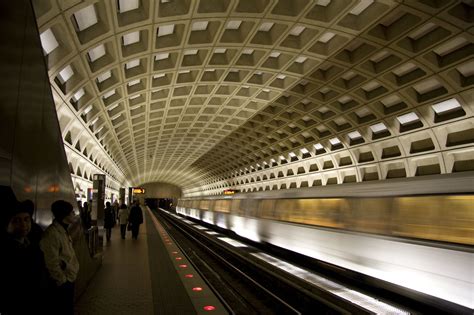 Water Line Break Floods Metro Pentagon Station Wamu