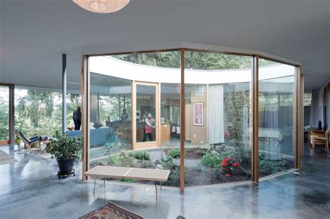The fact that the house is surrounded by trees and vegetation is definitely a big plus but the feature that interests us the most is the interior garden. Revolutionized Courtyard Abodes : a courtyard house