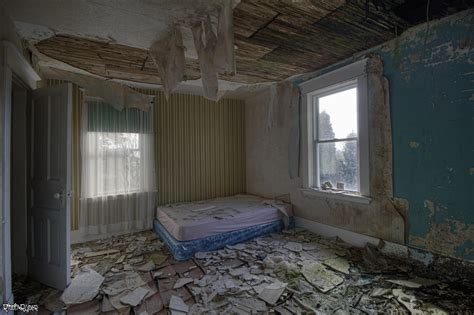 Very Decayed Bedroom Inside An Abandoned House In Rural Ontario 5171x