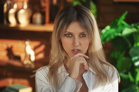 壁纸 Alexander Kiselev 模型 妇女 金发女郎 绿眼睛 口 面对 白衬衫 手指在嘴唇上 植物 景深