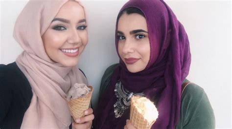 Ice Cream Shop Worker Stands Up For Muslim Girls When Man Bullies Them